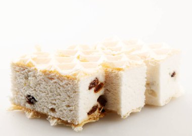 Beyaz arka planda izole edilmiş Üzümlü ve Karameli Halva