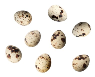 Beyaz arka planda izole edilmiş taze bıldırcın yumurtaları.