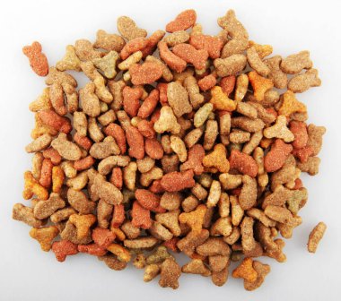 Beyaz arka planda izole edilmiş kurutulmuş evcil hayvan yiyeceği.