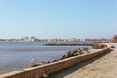 Pomorie, Bulgaristan - 09 Ocak 2020: Pomorie, Bulgaristan 'ın güneydoğusunda yer alan ve Bulgaristan' ın Karadeniz kıyısındaki Burgaz Koyu 'ndaki Dar Kayalık Yarımada' da bulunan bir kasaba ve sahil beldesi.