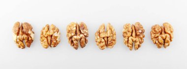 Beyaz arkaplanda izole edilmiş cevizler