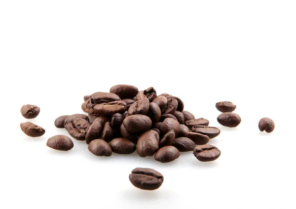 白色背景下的新鲜烤咖啡豆 — 图库照片