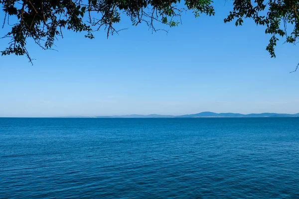 Sahil ve Deniz Parlak Günışığında