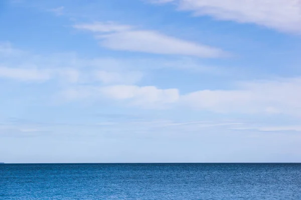 风景秀丽的视图的海对蓝色天空 — 图库照片