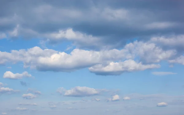 Vista Angolo Basso Delle Nuvole Nel Cielo Blu — Foto Stock