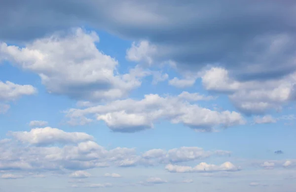 Vista Ângulo Baixo Nuvens Céu Azul — Fotografia de Stock