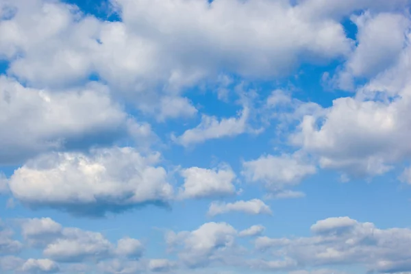 Vista Angolo Basso Delle Nuvole Nel Cielo Blu — Foto Stock