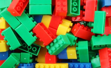 Plastik Yapı Blokları Oyuncak Beyaz Arkaplanda İzole Edildi.