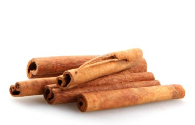 Tarçın çubukları beyaz arkaplanda izole