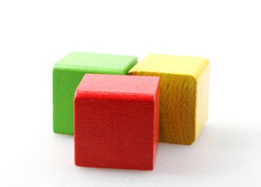 Tahta blok beyaz arkaplanda izole edildi