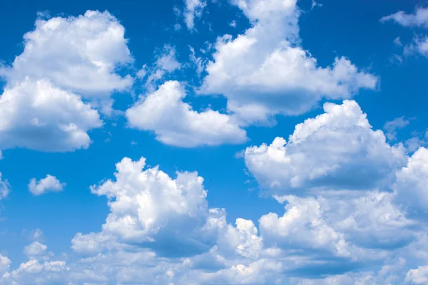 Vista Ángulo Bajo Nubes Cielo Azul —  Fotos de Stock