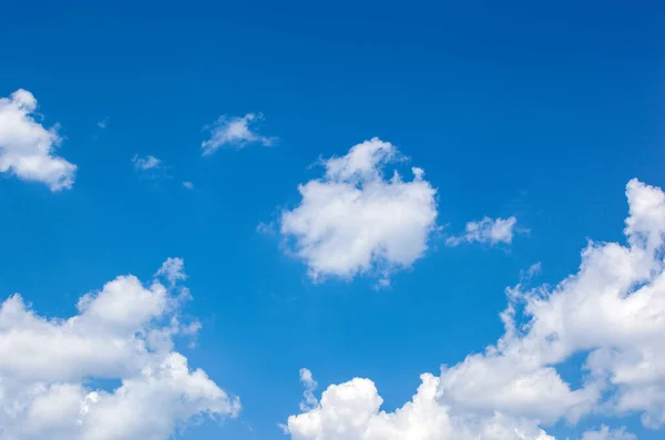 蓝天云的低角视点 免版税图库图片