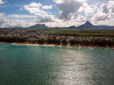 Hint Okyanusu'ndaki Mauritius Plajı. Drone'dan çekilen hava fotoğrafı