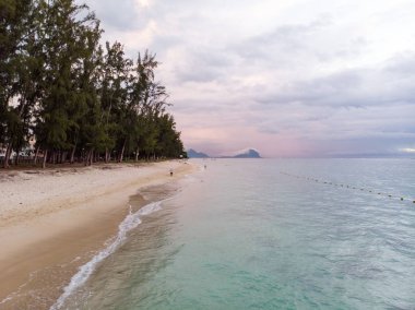 Hint Okyanusu'ndaki Mauritius Plajı. Drone'dan çekilen hava fotoğrafı