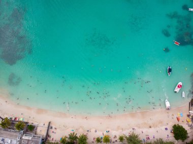 Hint Okyanusu'ndaki Mauritius Plajı. Drone'dan çekilen hava fotoğrafı