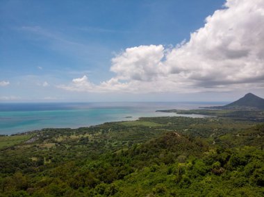 Okyanus ve karada dağ gökyüzünden Le Morne görünümü