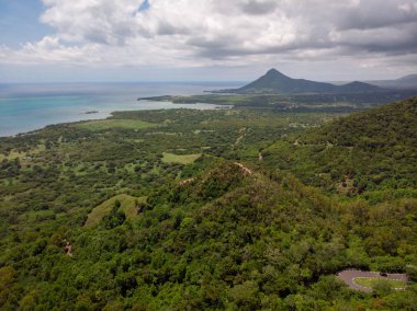 Okyanus ve karada dağ gökyüzünden Le Morne görünümü
