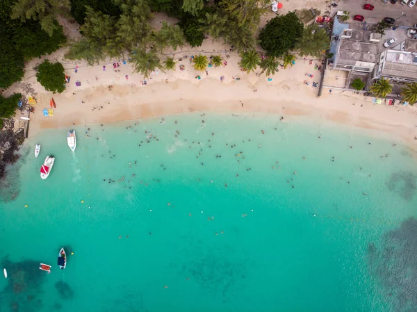 Hint Okyanusu'ndaki Mauritius Plajı. Drone'dan çekilen hava fotoğrafı
