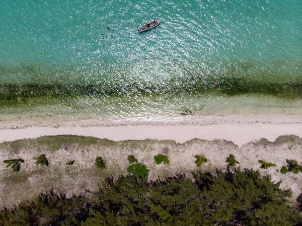 Hint Okyanusu'ndaki Mauritius Plajı. Drone'dan çekilen hava fotoğrafı