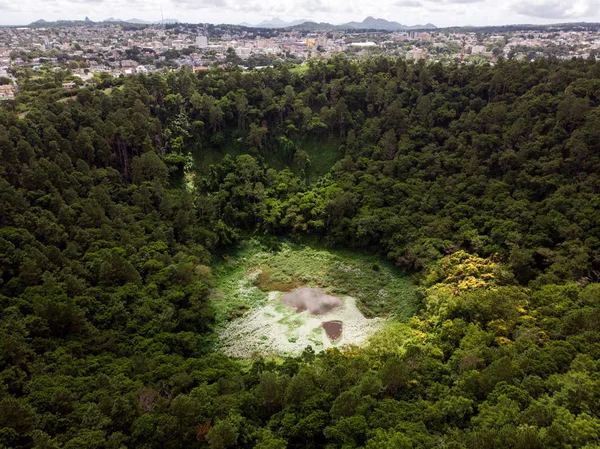Trou aux Cerfs Volkanı, Mauritius, Afrika. 2019 Şubat. Hava fotoğrafı.