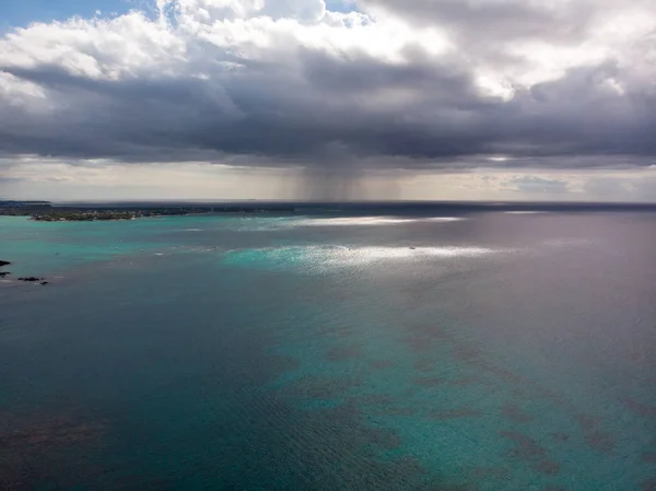 大雨在海洋上 毛里求斯 免版税图库图片