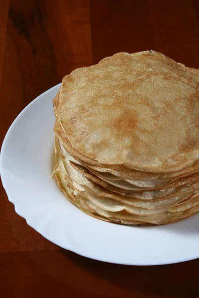 Dunne Pannenkoeken Een Wit Bord — Stockfoto