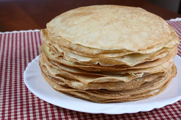 Frittelle Sottili Piatto Bianco — Foto Stock