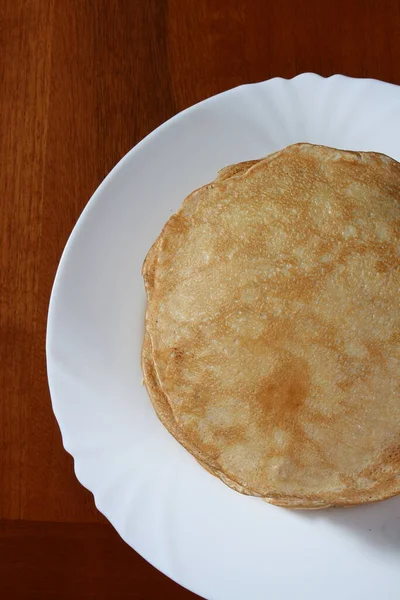 白い皿の上の薄いパンケーキ — ストック写真