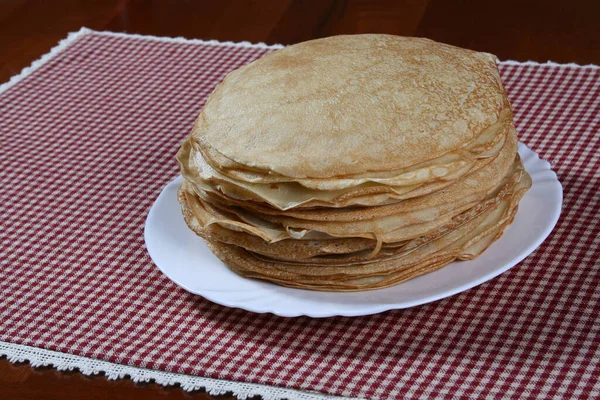 Pancake Tipis Piring Putih — Stok Foto