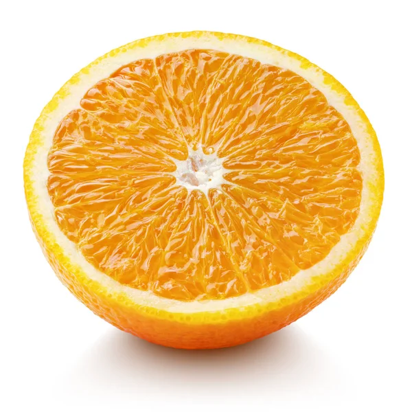 クリッピング パスと白い背景に分離されたオレンジの柑橘系の果物の熟した半分 フィールドの完全な深さ — ストック写真