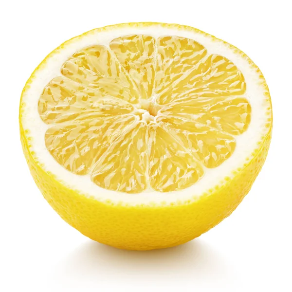Jumătate din citrice de lămâie galbenă izolate pe alb — Fotografie, imagine de stoc