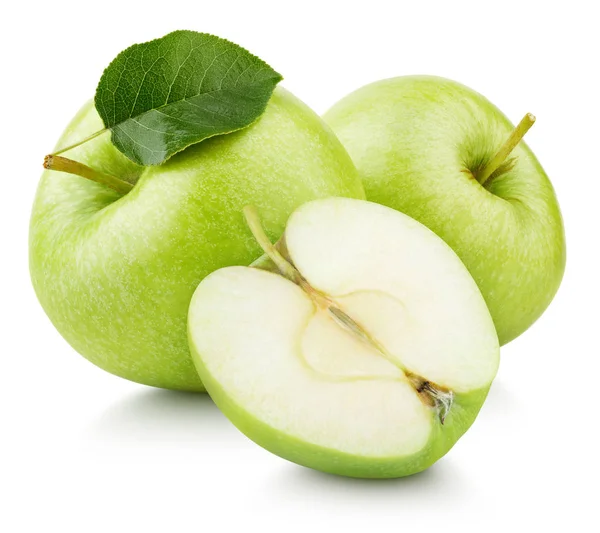 Зеленый плод яблока с половинкой и зеленый лист изолирован на белом — стоковое фото