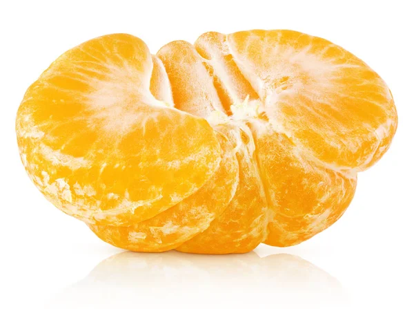 Metade de tangerina ou de citrinos cor de laranja isolados em branco — Fotografia de Stock