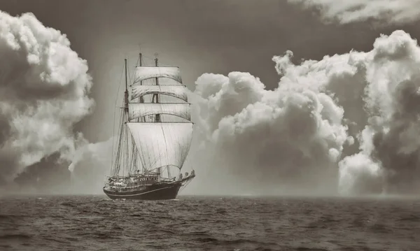 Segelschiff Mit Wolken Schwarz Weiß lizenzfreie Stockbilder