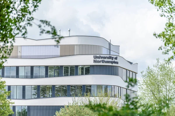 Northampton Reino Unido 9 de maio de 2018: Logotipo da Universidade de Northampton assina novo edifício no rio Nene — Fotografia de Stock