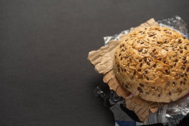 Taze lezzetli burger plastik atık ve koyu arka plan üzerinde kağıt karton içinde. Bizim gıda kavramı geri dönüşümlü atık