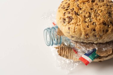 Taze lezzetli burger plastik atık ve beyaz arka plan üzerinde kağıt karton içinde. Bizim gıda kavramı geri dönüşümlü atık