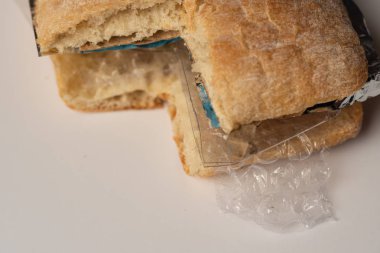 Burger taze lezzetli payını panini plastik atık ve beyaz arka plan üzerinde içinde karton kağıt. Bizim gıda kavramı geri dönüşümlü atık