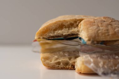 Burger taze lezzetli payını panini plastik atık ve beyaz arka plan üzerinde içinde karton kağıt. Bizim gıda kavramı geri dönüşümlü atık