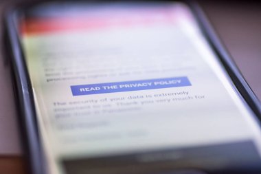 Genel veri koruma yönetmeliği - Gdpr - closeup smartphone iletisi düğmesiyle okuma Gizlilik ilkesi
