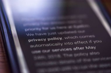 Genel veri koruma yönetmeliği - closeup smartphone iletisiyle metin Gizlilik Politikası