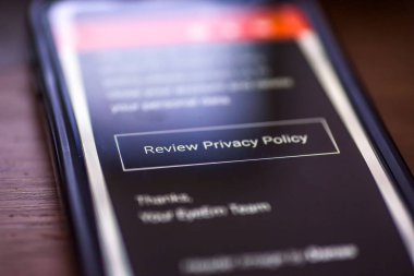 Genel veri koruma yönetmeliği - Gdpr - closeup smartphone iletisi ile düğme bir daha gözden geçirme Gizlilik Politikası