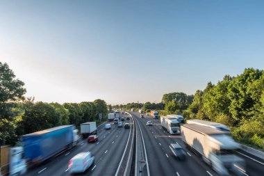 Gün batımı görünümü yoğun trafik İngiltere'de İngiltere'de otoyol hızda devam