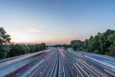 Gün batımı görünümü yoğun trafik İngiltere'de İngiltere'de otoyol hızda devam
