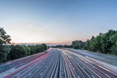 Gün batımı görünümü yoğun trafik İngiltere'de İngiltere'de otoyol hızda devam