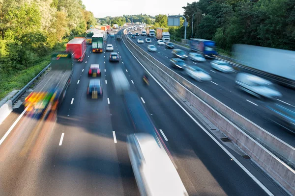 Coucher de soleil trafic lourd se déplaçant à vitesse sur l'autoroute britannique en Angleterre — Photo