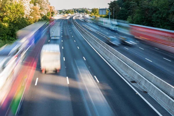 Sunset view heavy traffic moving at speed on UK motorway in England — Stock Photo, Image