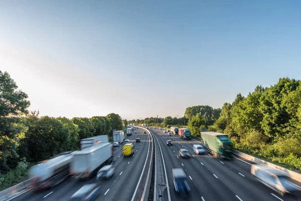 Solnedgången tung trafik flytta hastighet på Uk motorväg i England — Stockfoto