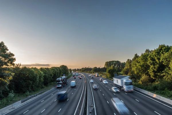 Gün batımı görünümü yoğun trafik İngiltere'de İngiltere'de otoyol hızda devam