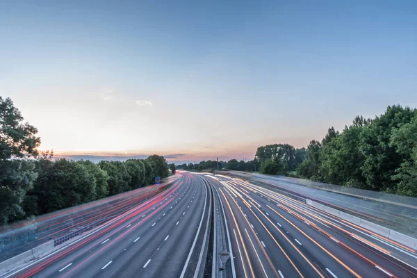 Gün batımı görünümü yoğun trafik İngiltere'de İngiltere'de otoyol hızda devam